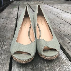 Peep toe Green Linen Wedges